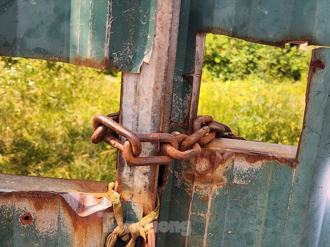 Các khối nhà được quây tôn tứ phía. Trong đó, một số vị trí ra vào dây xích khóa cửa đã rỉ sét.