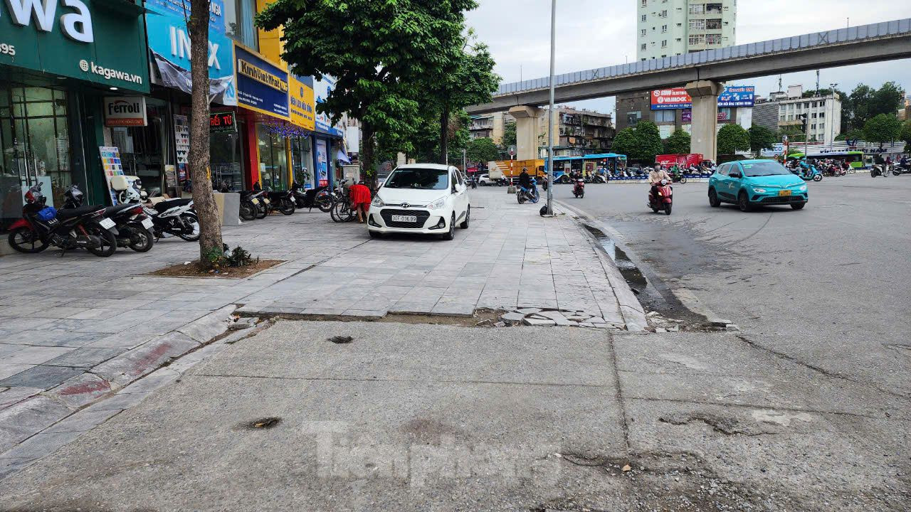 Được biết, tuyến đường Nguyễn Xiển thuộc địa bàn quận Thanh Xuân dài khoảng 500m. Tuy nhiên, nhiều đoạn vỉa hè trên tuyến đường Nguyễn Xiển đang bị "cày" nát.