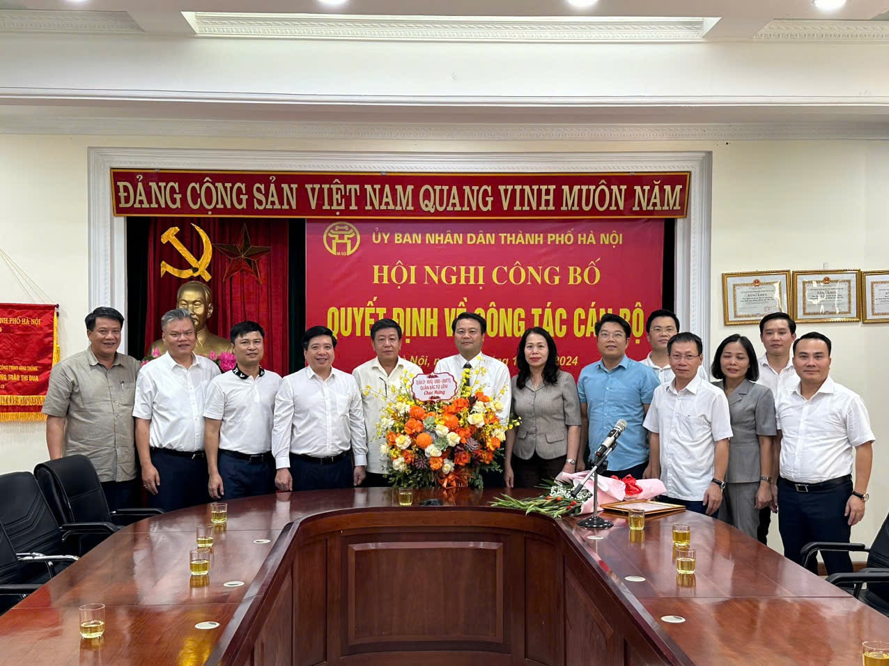 Lãnh đạo TP Hà Nội chúc mừng ông NGô Ngọc Vân (thứ 6 từ trái sang) được bổ nhiệm giữ chức Giám đốc Ban Quản lý dự án