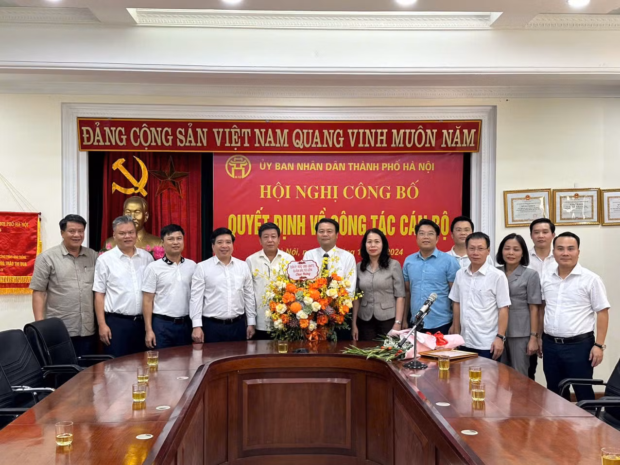 Lãnh đạo TP Hà Nội chúc mừng ông NGô Ngọc Vân (thứ 6 từ trái sang) được bổ nhiệm giữ chức Giám đốc Ban Quản lý dự án