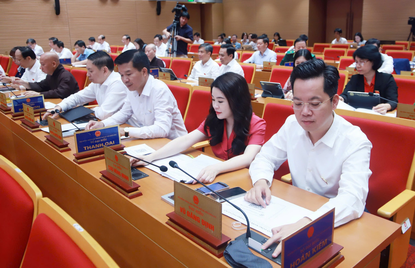 Các đại biểu bấm nút thông qua Nghị quyết Các đại biểu bấm nút thông qua Nghị quyết