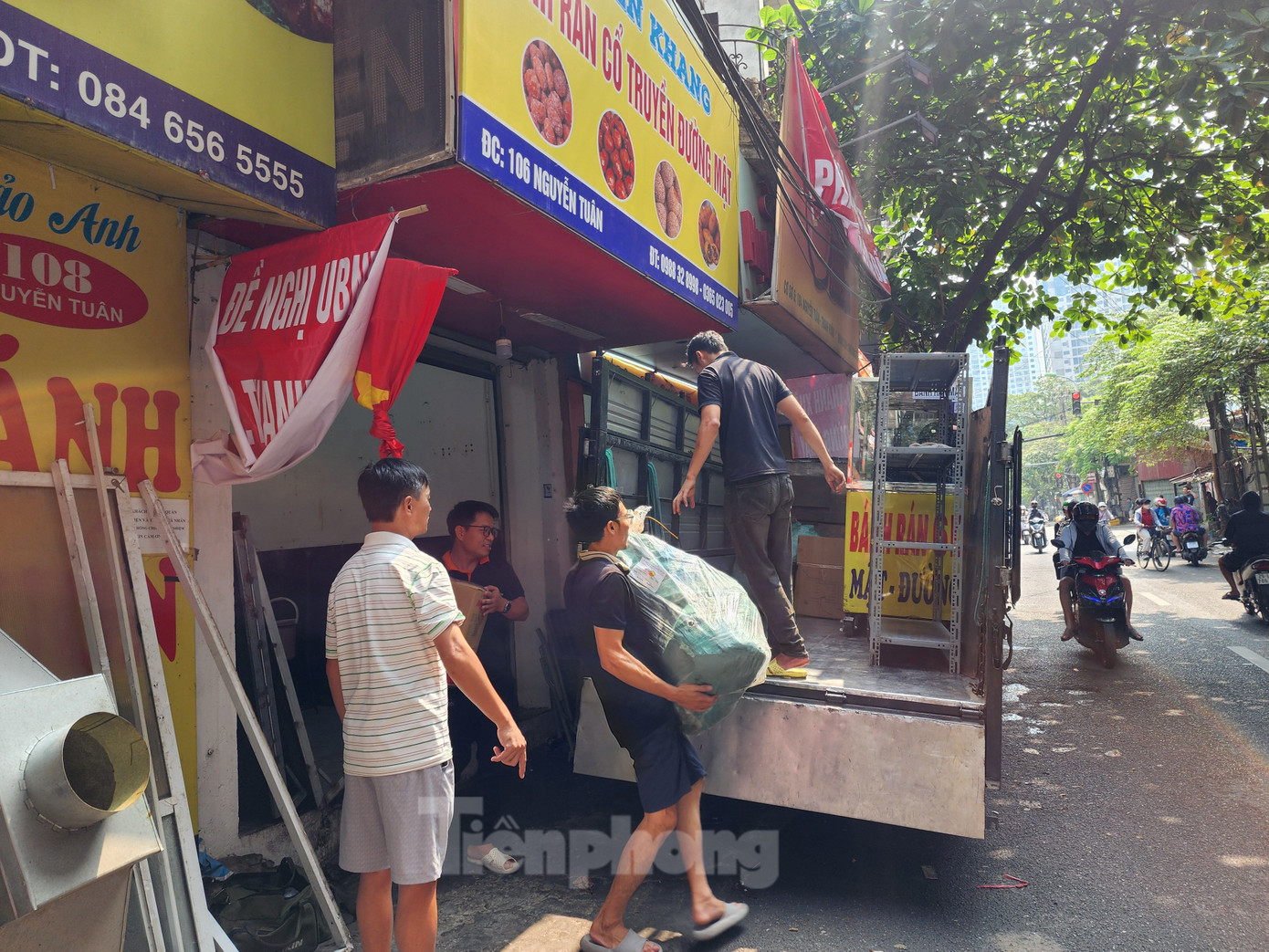 Người dân thuộc diện thu hồi đất, GPMB trên đường Nguyễn Tuân tự nguyện tháo dỡ công trình, di dời tài sản