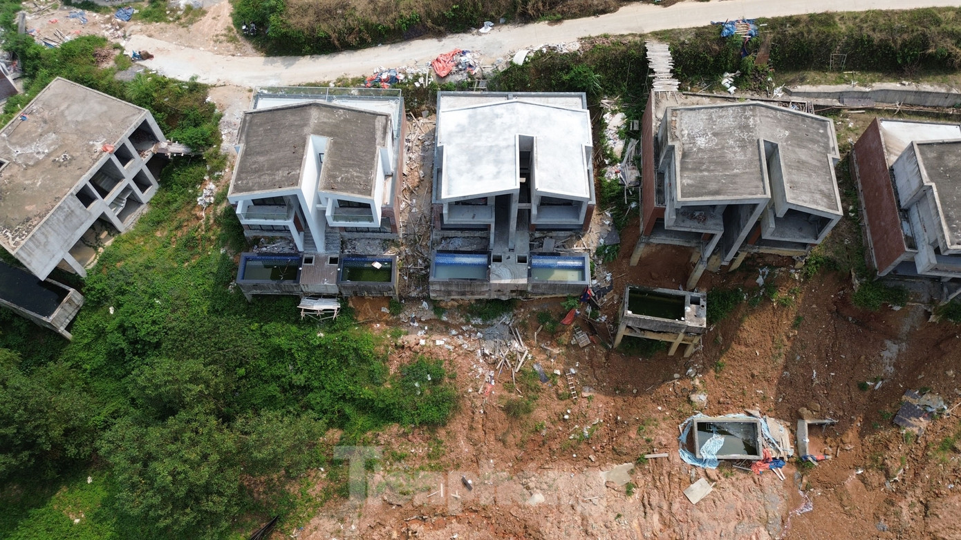 Ông Nguyễn Phùng Chiến, Phó Chủ tịch UBND xã Tân Vinh cho biết, đất đá tại khu vực bị sạt lở đã tràn vào diện tích đất của một số hộ dân. Do đó, UBND xã đã mời chủ đầu tư và những hộ gia đình liên quan đến làm việc, hòa giải.