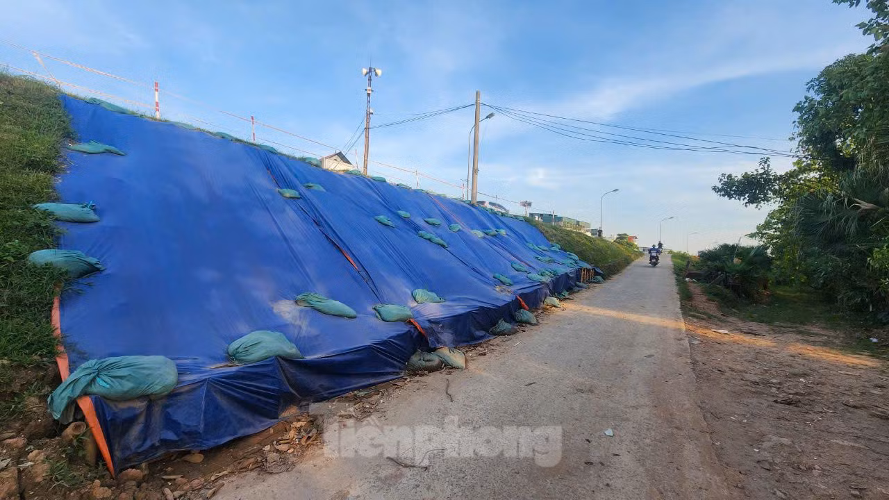 Một điểm sạt lở đã được lực lượng chức năng gia cố. Một điểm sạt lở đã được lực lượng chức năng gia cố.