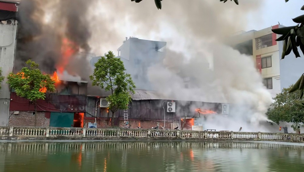 Một xưởng in giấy ở Hà Nội bị cháy