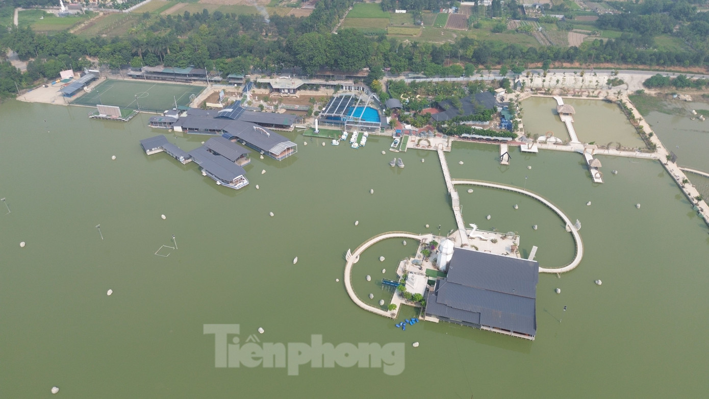 Trao đổi với báo Tiền Phong, ông Nguyễn Hữu Sáng, Chủ tịch UBND xã Việt Hùng cho biết, khu vực xứ Đồng Đầm Lìm hiện do ông Nguyễn Văn Hối (tức Trần Sơn, trú tại xã Cổ Loa, huyện Đông Anh) quản lý, sử dụng với tổng diện tích 42.302m2. Trong đó, 2.172m2 là đất nông nghiệp công ích do UBND xã quản lý, ông Hối tự ý sử dụng; 1.736m2 là đất nông nghiệp của gia đình ông Hối; còn lại 38.394m2 có nguồn gốc đất nông nghiệp được giao theo Nghị định 64/CP cho các hộ gia đình được ông Hối thuê lại.