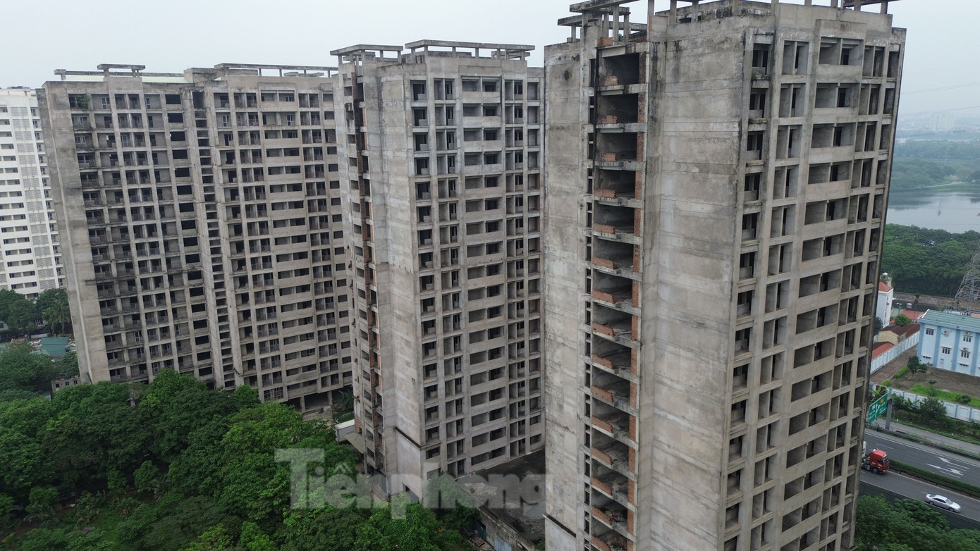 Một số khối nhà tại Dự án đầu tư xây dựng Khu nhà ở cho học sinh, sinh viên tại Khu đô thị Pháp Vân - Tứ Hiệp hiện mới hoàn thiện phần thô và bỏ hoang nhiều năm qua. Một số khối nhà tại Dự án đầu tư xây dựng Khu nhà ở cho học sinh, sinh viên tại Khu đô thị Pháp Vân - Tứ Hiệp hiện mới hoàn thiện phần thô và bỏ hoang nhiều năm qua.