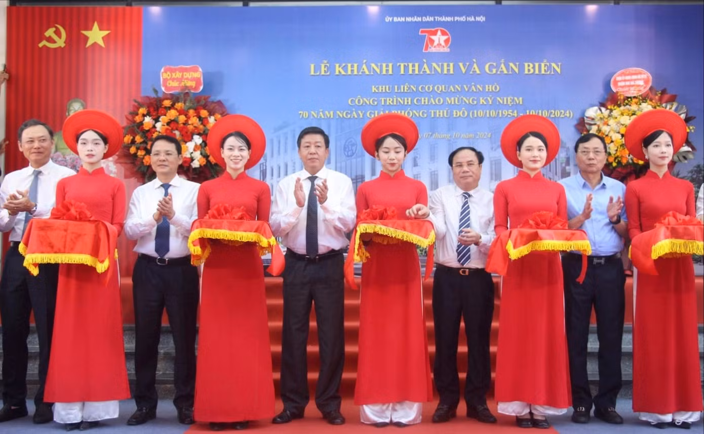 Các đại biểu cắt băng khánh thành và gắn biển Khu liên cơ quan Vân Hồ Các đại biểu cắt băng khánh thành và gắn biển Khu liên cơ quan Vân Hồ