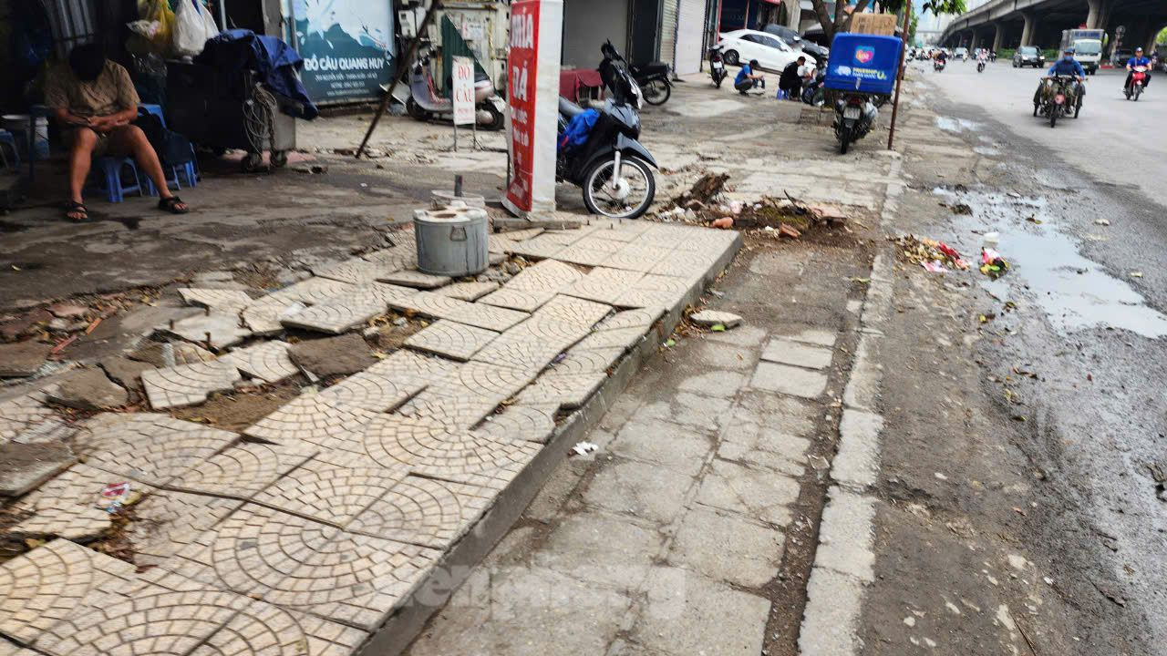 Nguyên nhân do lòng đường Nguyễn Xiển thường xuyên quá tải phương tiện, nhất là giờ cao điểm nên người đi mô tô thường xuyên leo lên vỉa hè để di chuyển.