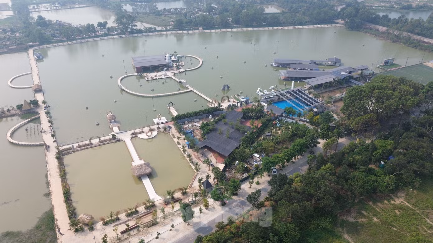 Vài năm gần đây, trên địa bàn giáp ranh 3 xã: Việt Hùng, Cổ Loa và Dục Tú (huyện Đông Anh) xuất hiện tổ hợp nhà hàng, khu vui chơi được dựng trên diện tích đất nông nghiệp. Đó là khu Đầm Lìm, với phần lớn diện tích thuộc thôn Lương Quán (xã Việt Hùng).