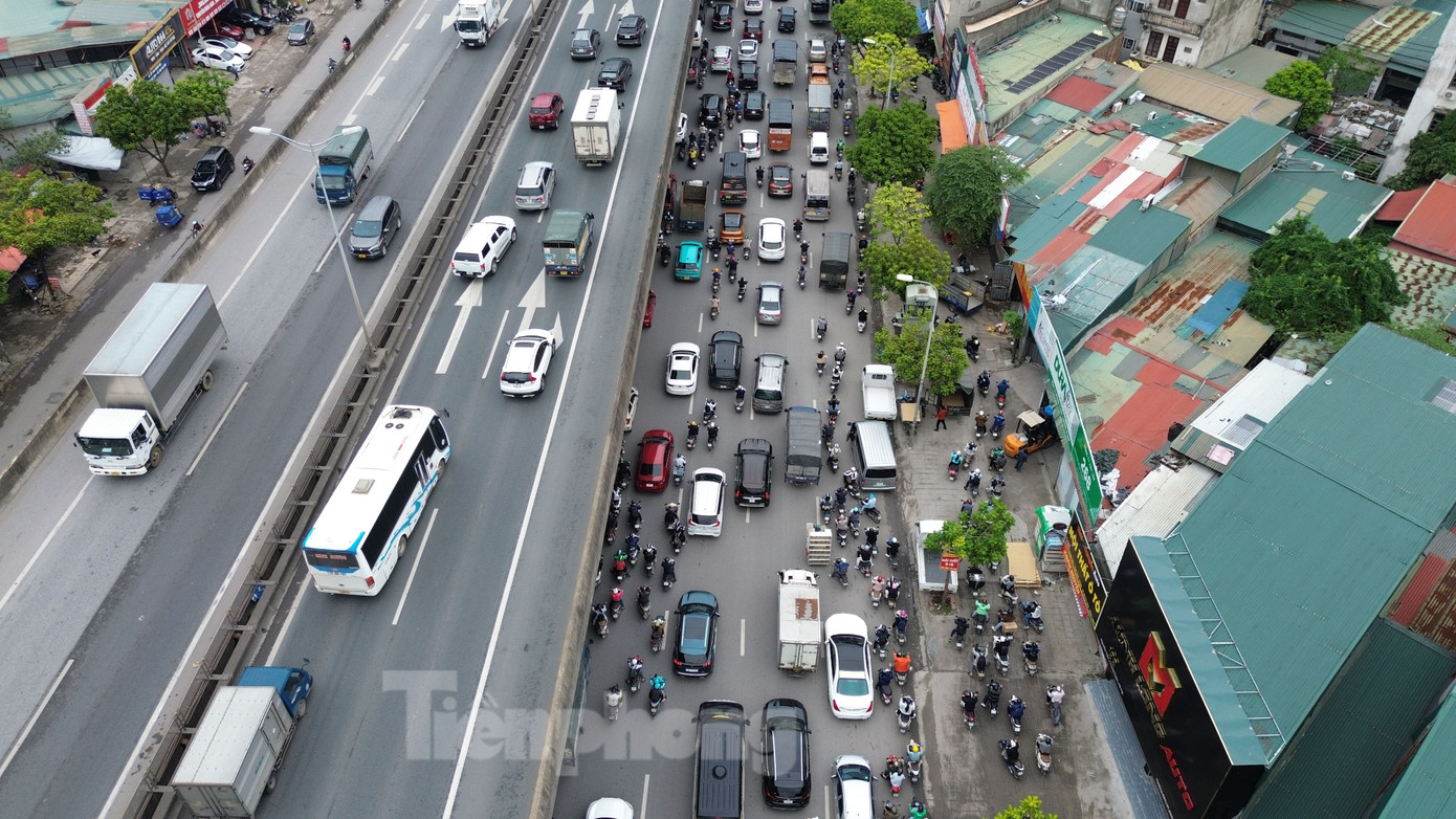 Việc quận Thanh Xuân quyết định chi 29 tỷ đồng để cải tạo vỉa hè tuyến đường Nguyễn Xiển sẽ góp phần chỉnh trang đô thị. Tuy nhiên, quận cũng cần xử lý nghiêm tình trạng lấn chiếm vỉa hè để kinh doanh, đậu đỗ xe... Nếu không, thì sau khi cải tạo được một thời gian, vỉa hè sẽ nhanh chóng xuống cấp, hư hỏng.