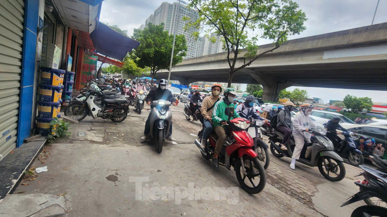 Đường Nguyễn Xiển là trục giao thông chính nối trung tâm thành phố với trung tâm một số quận, huyện về phía Tây.