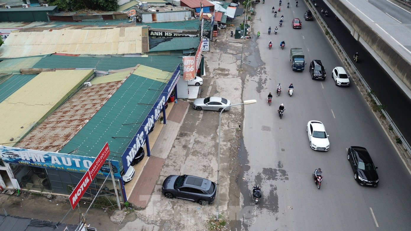 Theo quy hoạch, dọc tuyến đường Nguyễn Xiển có 10 trường Đại học- cao đẳng và nhiều tòa nhà cao tầng với mật độ dân cư rất lớn.