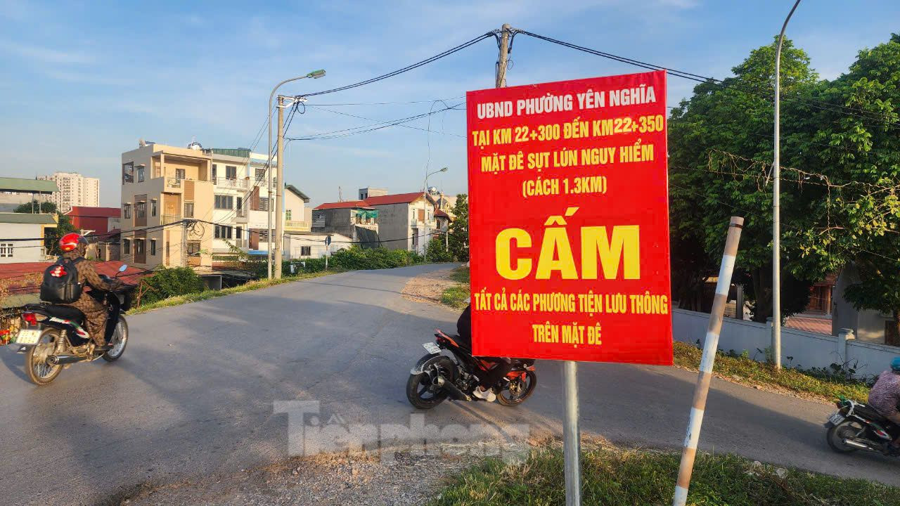 Từ ngày 24/10, UBND quận Hà Đông phối hợp với UBND phường Yên Nghĩa (quận Hà Đông) cắm biển cảnh báo và dựng rào chắn trên đoạn đê sông Tả Đáy, đoạn qua phường Yên Nghĩa.