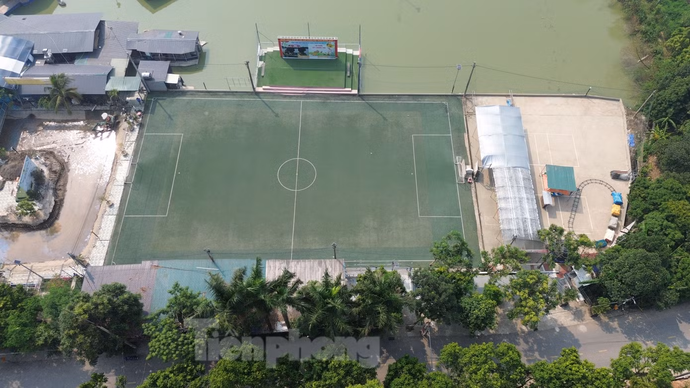 Theo UBND xã Việt Hùng, các công trình trên được chủ đầu tư xây dựng từ năm 2020 - 2023. Tuy nhiên, từ khi chủ đầu tư xây dựng, UBND xã chưa lập hồ sơ xử lý vi phạm hành chính lần nào. "Trong công tác quản lý nhà nước, chúng tôi cũng có lỗi", ông Sáng thừa nhận.