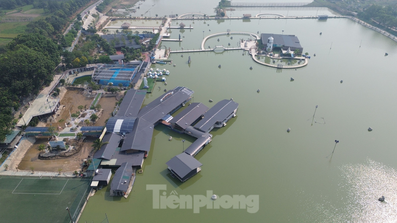 Kết quả kiểm tra của UBND xã Việt Hùng tại khu vực đất nông nghiệp trên được thực hiện ngày 9/9/2024 cho thấy: Tại diện tích đất nông nghiệp công ích do UBND xã quản lý có 1 sân chơi, sân bóng đá, 1 bãi xe, 2 công trình khung cột kèo, đường bê tông lát gạch; Trên diện tích đất nông nghiệp của gia đình ông Hối có sân bóng đá cỏ nhân tạo, 2 bể bơi, đổ bê tông đường; Trên diện tích đất nông nghiệp được thuê của 53 hộ có: 1 công trình sàn nổi, 1 sân chơi, 3 cầu nổi khung thép, 3 công trình nổi khung cột kèo thép, nhà hàng...