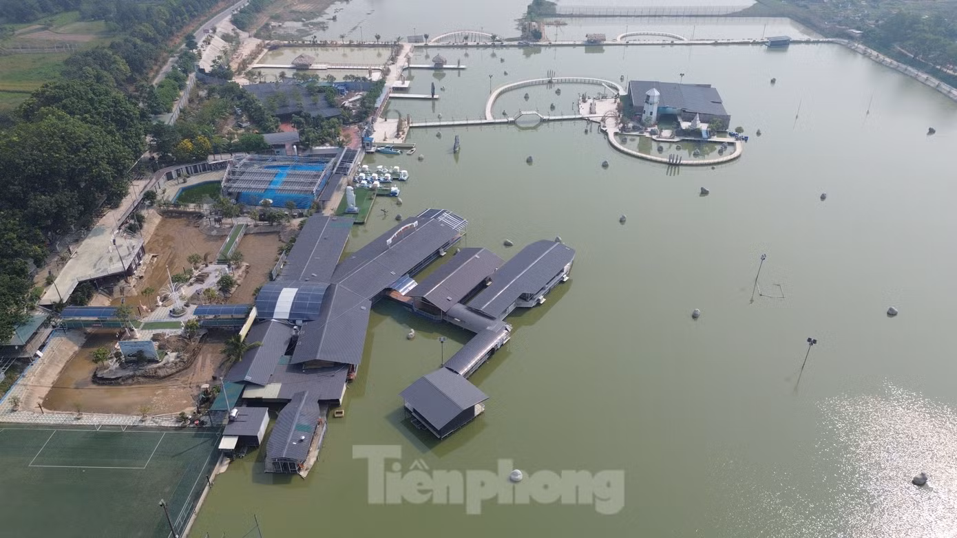 Kết quả kiểm tra của UBND xã Việt Hùng tại khu vực đất nông nghiệp trên được thực hiện ngày 9/9/2024 cho thấy: Tại diện tích đất nông nghiệp công ích do UBND xã quản lý có 1 sân chơi, sân bóng đá, 1 bãi xe, 2 công trình khung cột kèo, đường bê tông lát gạch; Trên diện tích đất nông nghiệp của gia đình ông Hối có sân bóng đá cỏ nhân tạo, 2 bể bơi, đổ bê tông đường; Trên diện tích đất nông nghiệp được thuê của 53 hộ có: 1 công trình sàn nổi, 1 sân chơi, 3 cầu nổi khung thép, 3 công trình nổi khung cột kèo thép, nhà hàng...