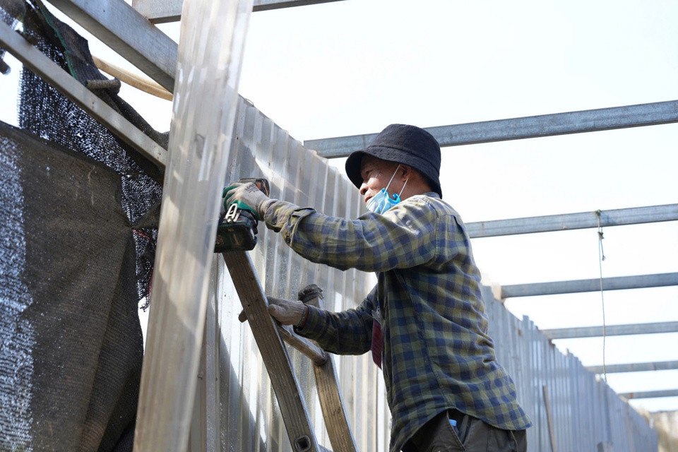 Lực lượng chức năng tháo dỡ các công trình vi phạm Lực lượng chức năng tháo dỡ các công trình vi phạm