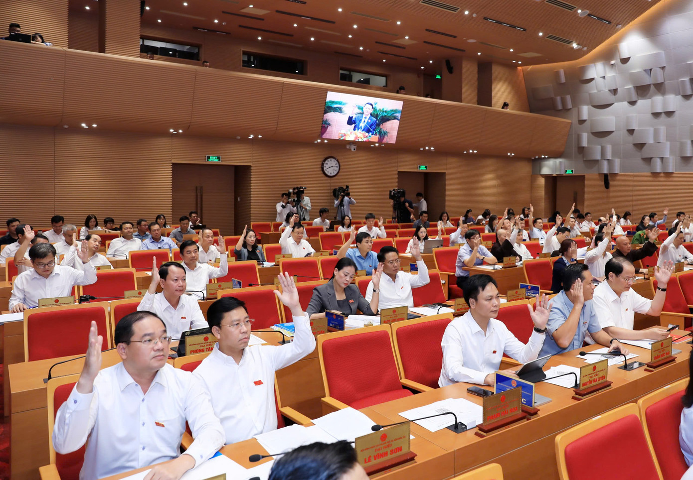 Các đại biểu biểu quyết thông qua Nghị quyết