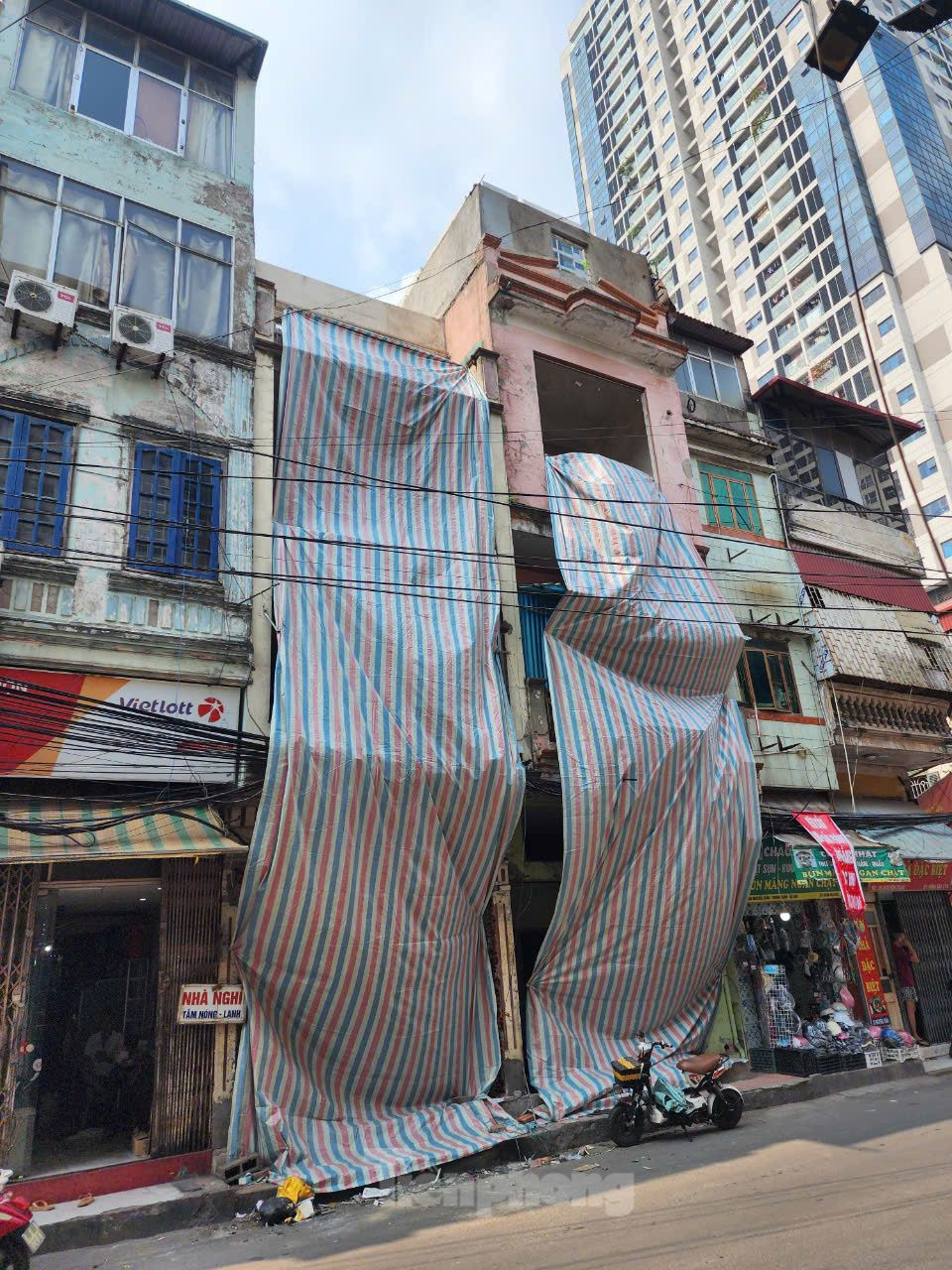 Các hộ dân thuộc diện GPMB trên đường Nguyễn Tuân quây bạt tháo dỡ công trình Các hộ dân thuộc diện GPMB trên đường Nguyễn Tuân quây bạt tháo dỡ công trình