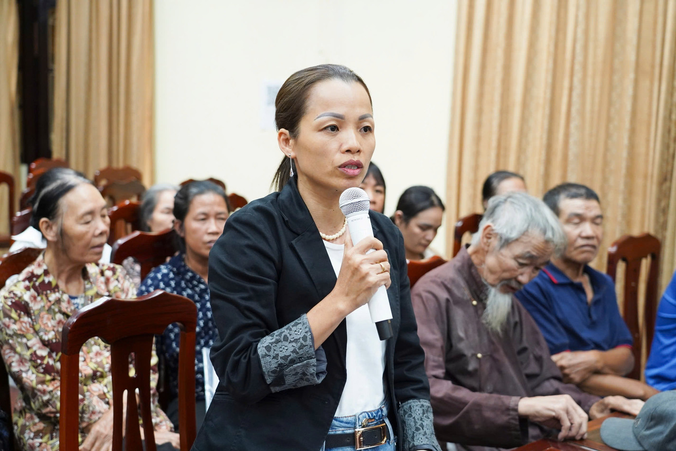 Người dân có đất bị thu hồi nêu ý kiến tại buổi đối thoại ngày 25/10 (ảnh: Tô Quý)