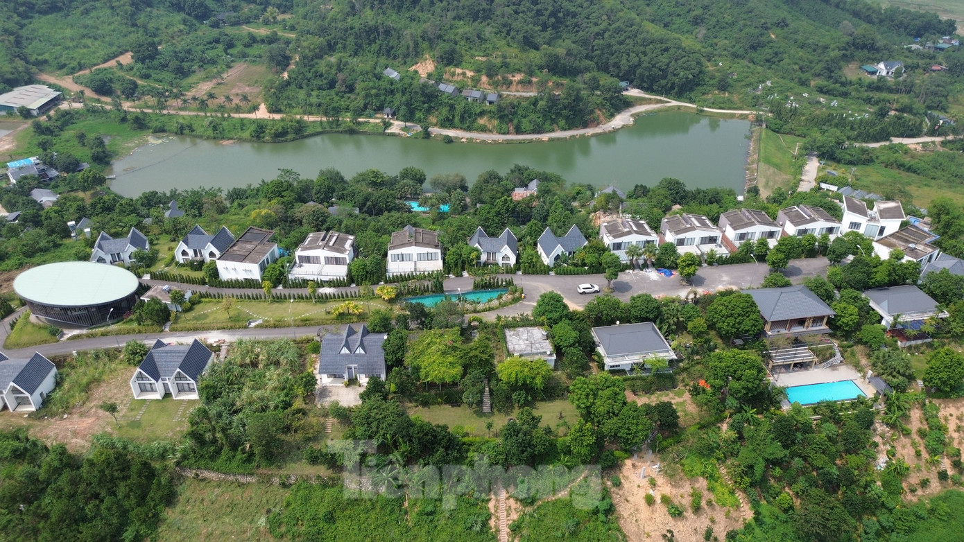 Được biết, dự án Khu du lịch sinh thái nghỉ dưỡng Sunset có khoảng 150 biệt thự. Trong đó, hơn nửa số biệt thự đã bàn giao cho khách hàng, số còn lại đang được chủ đầu tư hoàn thiện thì xảy ra sự cố sạt lở do mưa bão.