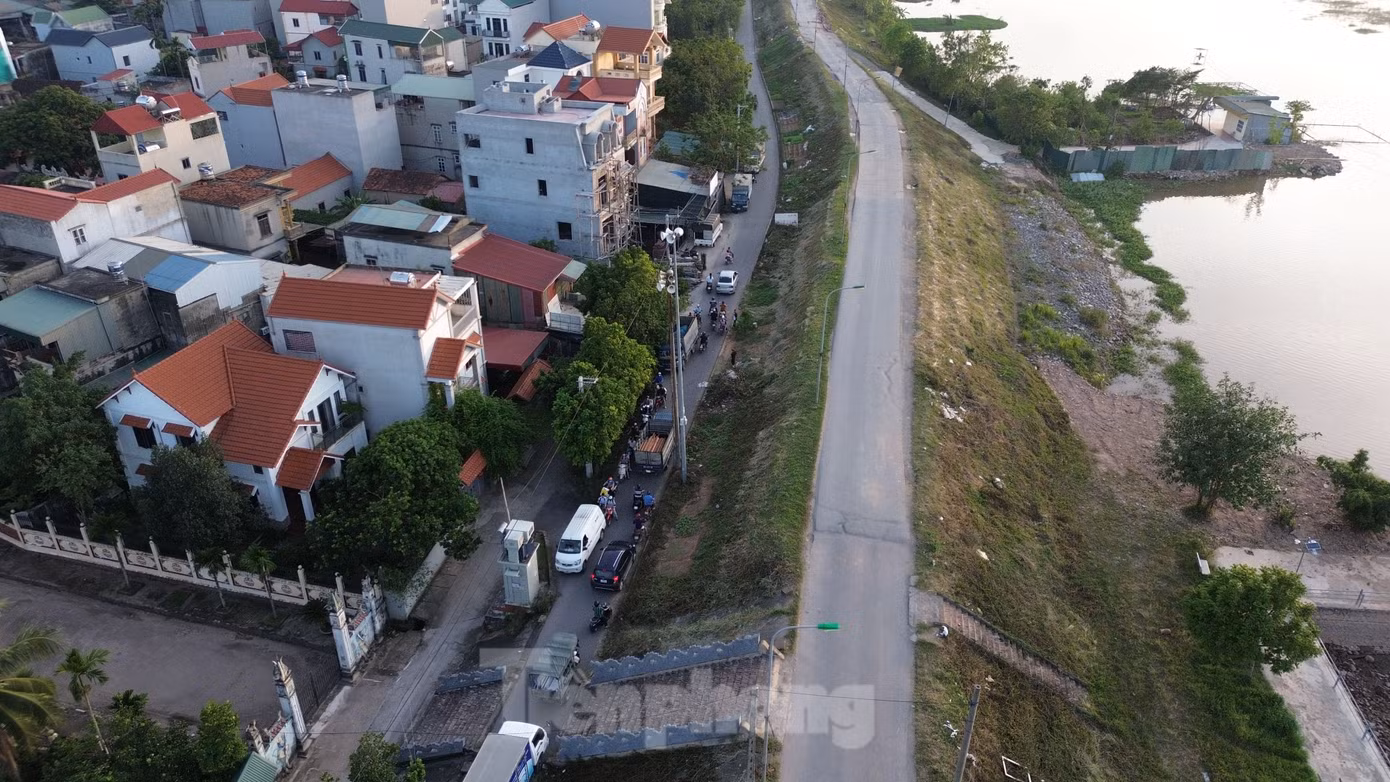 Do một đoạn mặt đê bị cấm, các phương tiện phải di chuyển xuống đường dưới đê. Tuy nhiên, do đường dưới đê nhỏ, nên bị ùn tắc, đặc biệt là trong giờ cao điểm. Do một đoạn mặt đê bị cấm, các phương tiện phải di chuyển xuống đường dưới đê. Tuy nhiên, do đường dưới đê nhỏ, nên bị ùn tắc, đặc biệt là trong giờ cao điểm.