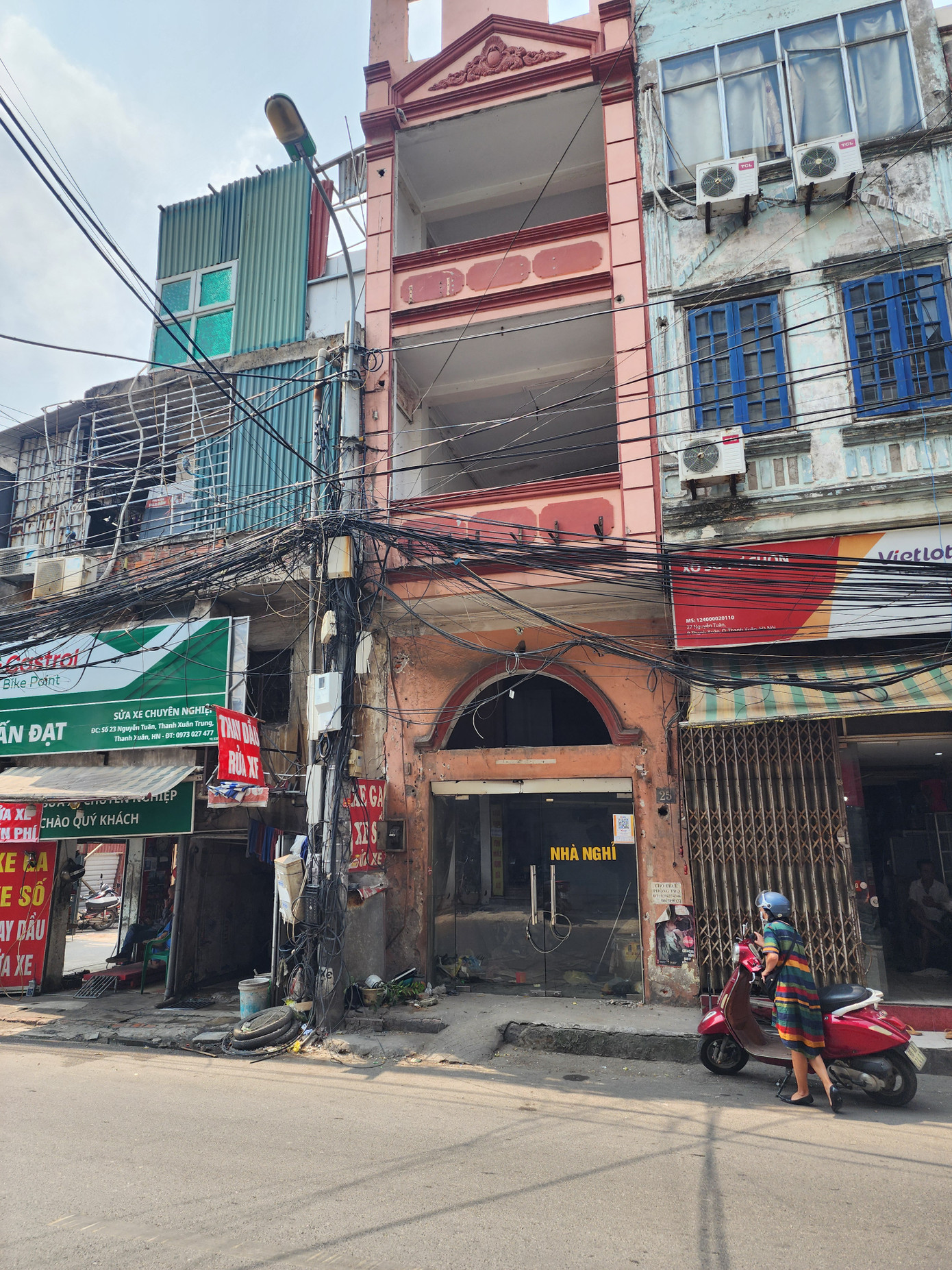 Một căn nhà đã hoàn thành di dời tài sản.