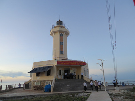 Các ngọn hải đăng trên các đảo định hướng cho tàu của Việt Nam và bạn bè thế giới đi lại cũng góp phần khẳng định chủ quyền của đất nước