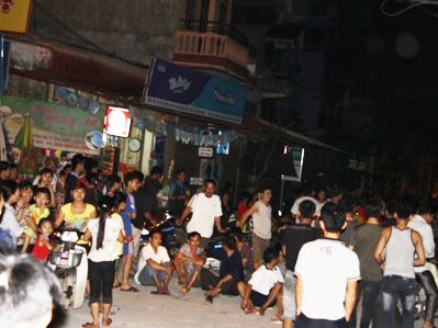  Hàng trăm người dân địa phương đã kéo đến chứng kiến sự việc