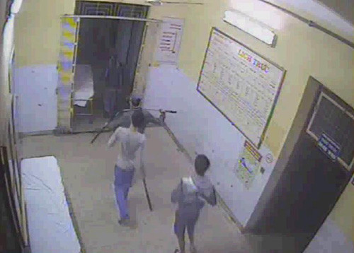 Dồn đối phương vào góc phòng cấp cứu 