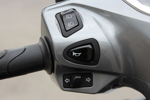 Tay lái bên trái gồm nút điều chỉnh đèn pha/cốt, còi và nút xi-nhan. Tay lái bên trái gồm nút điều chỉnh đèn pha/cốt, còi và nút xi-nhan