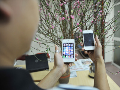 Nhiều bạn trẻ sẵn sàng bỏ ra khoản tiền không nhỏ thuê ôtô (ảnh trên) và smartphone chơi Tết. Ảnh: Công Khanh Nhiều bạn trẻ sẵn sàng bỏ ra khoản tiền không nhỏ thuê ôtô (ảnh trên) và smartphone chơi Tết