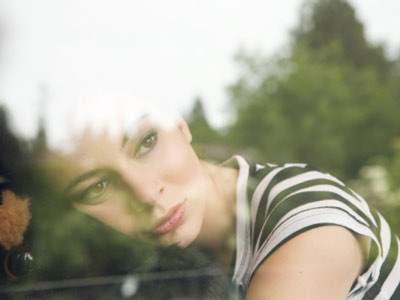 Nhiều người phải hối hận khi kết bạn quá mức qua mạng. Ảnh minh họa