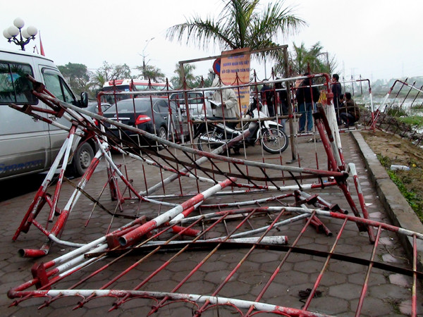 Rào sắt thành đống phế liệu