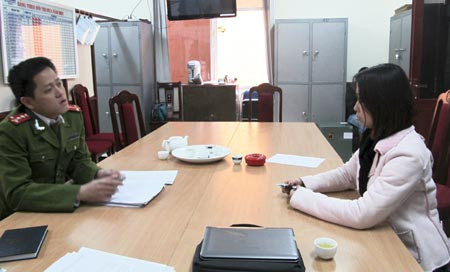 Chị Điệp thừa nhận việc báo hoang tin với cơ quan Công an. Ảnh: CAND. Chị Điệp thừa nhận việc báo hoang tin với cơ quan Công an. Ảnh: CAND