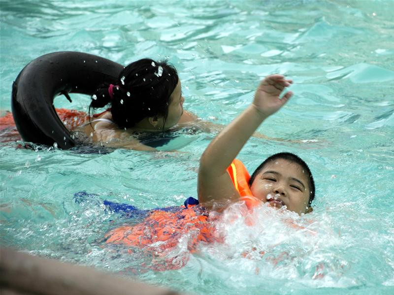 Tại bể bơi Tăng Bạt Hổ, Hà Nội. Ảnh : Phạm Yên