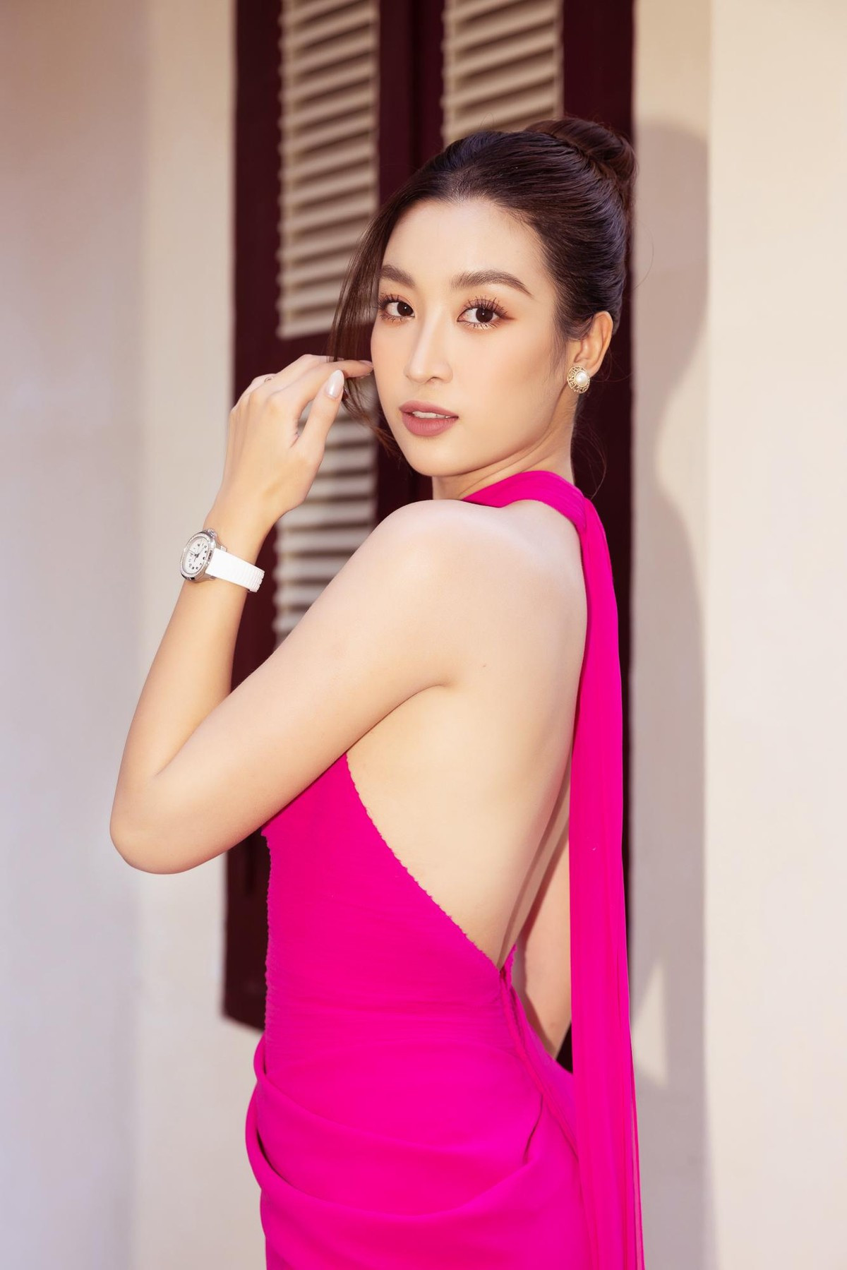 Sau khi kết hôn, Đỗ Mỹ Linh từng chia sẻ tạm thời rời xa showbiz để chăm lo cho gia đình nhỏ của mình. Kể từ khi lên xe hoa, người đẹp hạn chế tham gia sự kiện. Tháng 10/2022, cô hiếm hoi xuất hiện ở một show diễn thời trang tại Hà Nội.