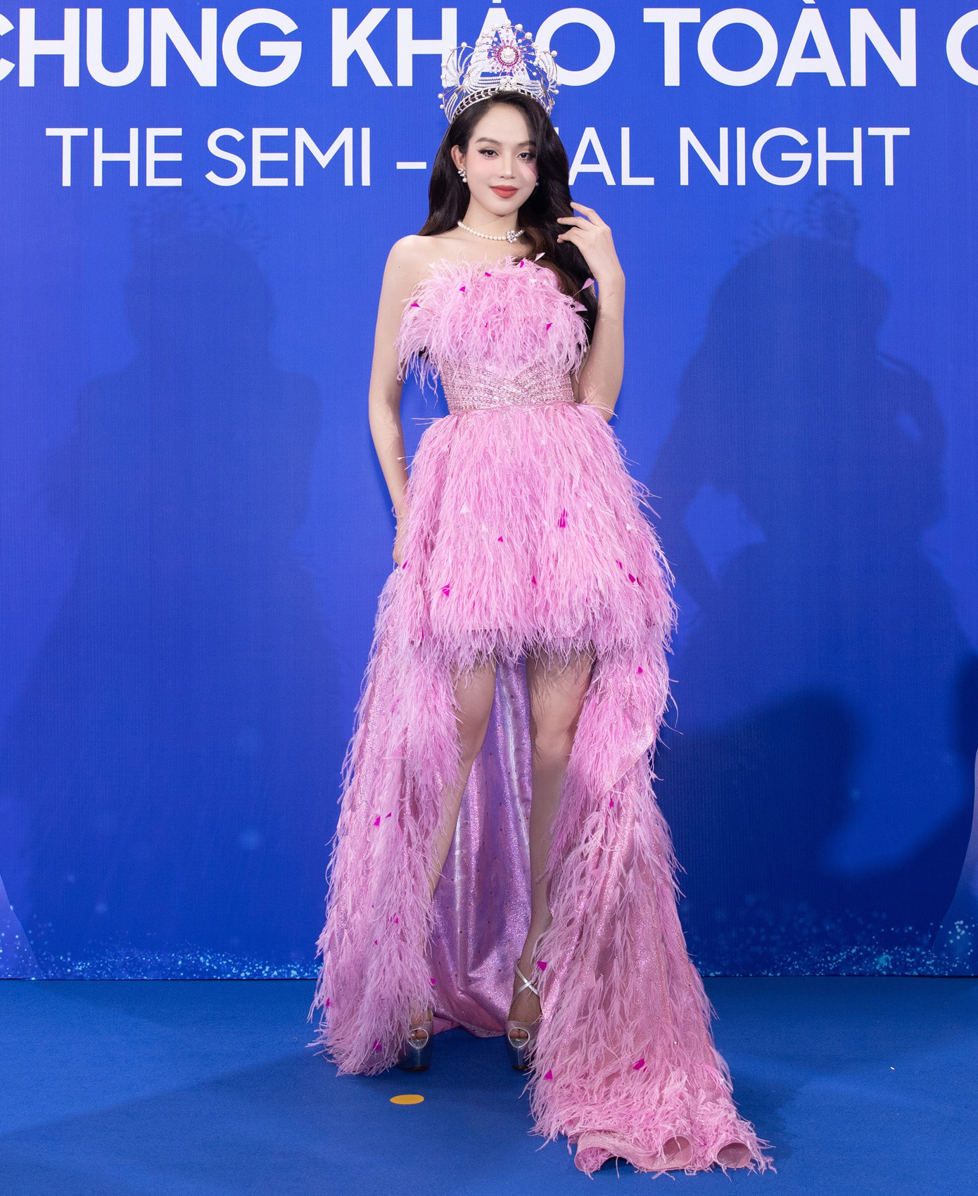 Hoa hậu Việt Nam 2022 Huỳnh Thị Thanh Thủy và Á hậu 1 Trịnh Thùy Linh cùng chọn tông hồng ngọt ngào trên thảm xanh.