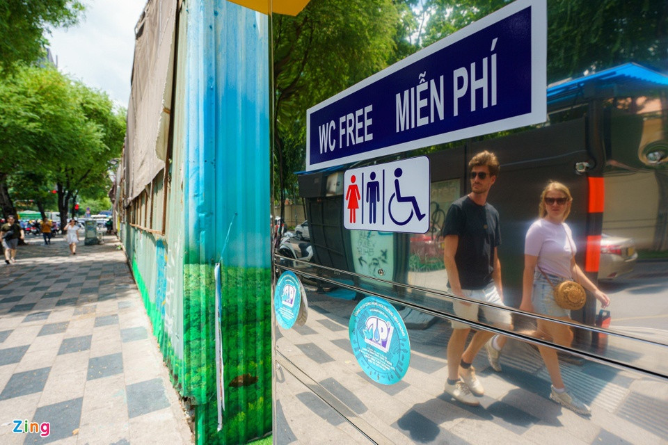 Theo chị T., nhân viên bán hàng tại quầy bán hàng kết hợp nhà vệ sinh trên đường Hai Bà Trưng, hàng ngày có hơn 50 người dân, du khách tới sử dụng dịch vụ tại đây. Đa phần là các tiểu thương, khách du lịch, nhân viên giao hàng, khách đi xe buýt. "Nhà vệ sinh sạch sẽ, tự động hóa lại miễn phí nên người dân rất hài lòng khi sử dụng", chị T. nói.