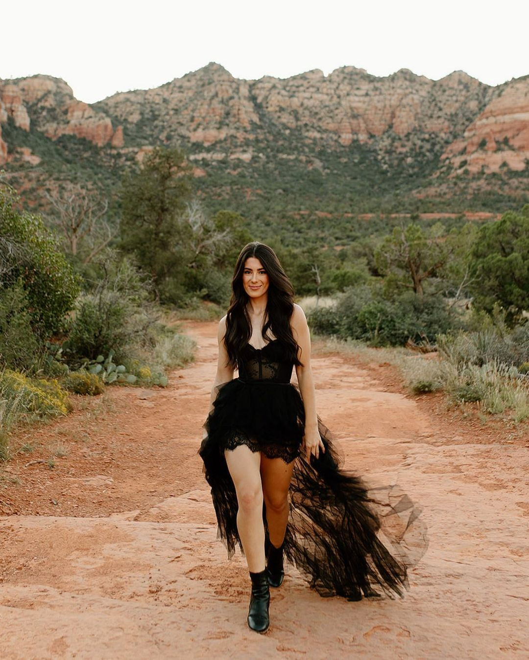 Candace Kanavel có phong cách thời trang mang hơi hướm cao bồi phóng khoáng. Cô đã có người yêu và thường xuyên chia sẻ những hình ảnh tình tứ với bạn trai trên trang cá nhân.