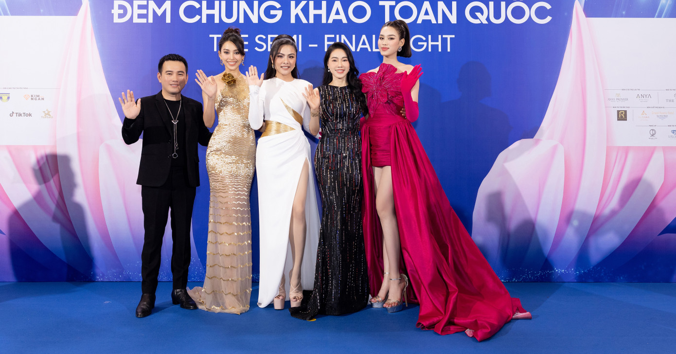 Dàn ban giám khảo của cuộc thi Hoa hậu Thế giới Việt Nam 2023 trên thảm xanh sự kiện.