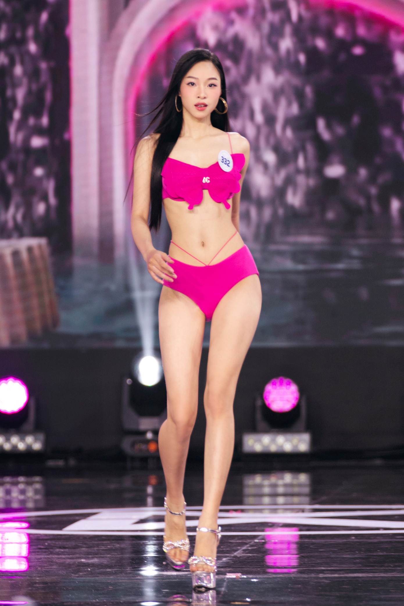 Thí sinh Nguyễn Thị Lan Anh (SBD 332) tự tin sải bước với bikini. Cô sinh năm 2003, gây ấn tượng với vòng eo 57 cm cùng đôi chân thon thả.