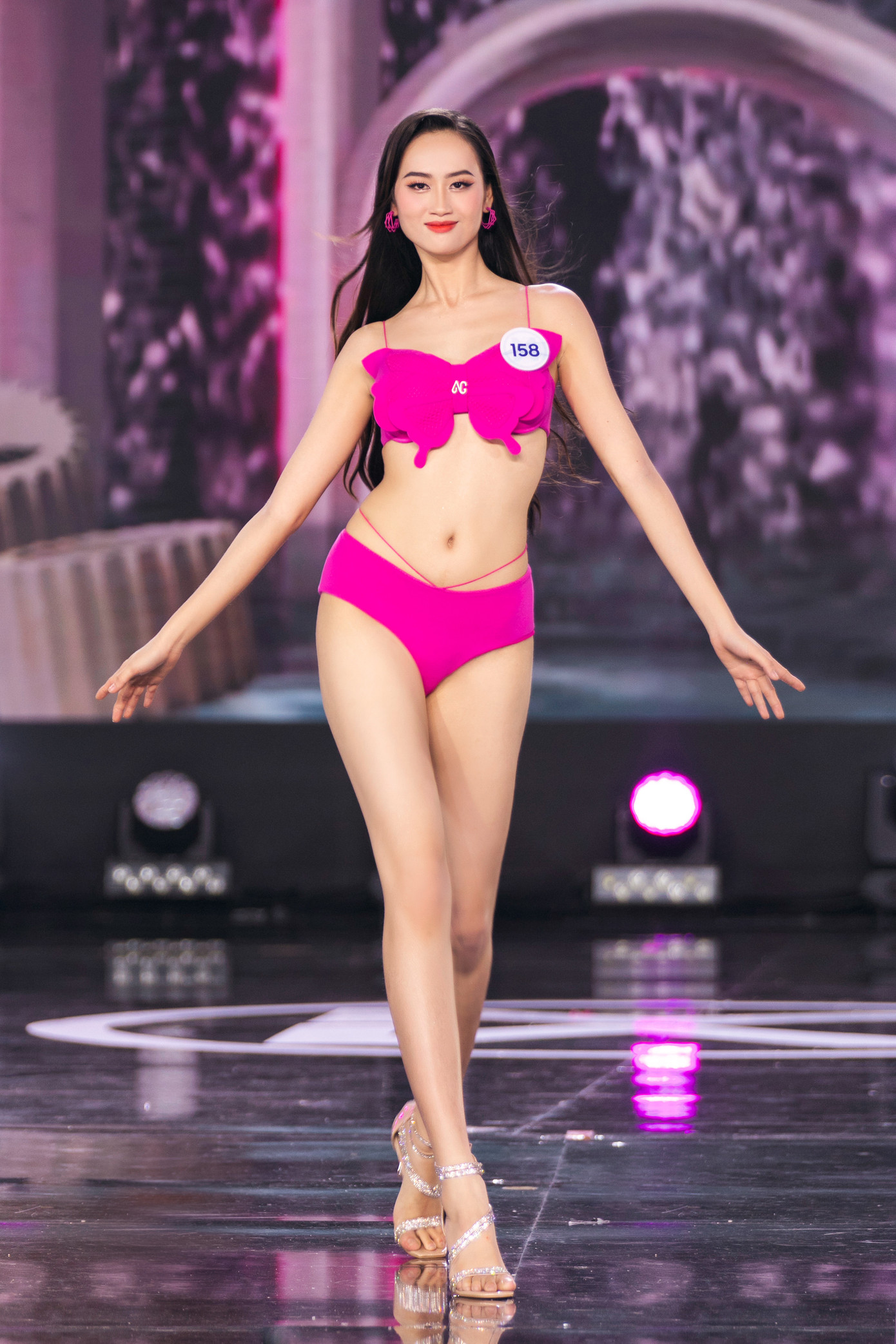 Nguyễn Thiên Thanh (SBD 158) vào top 40 sau phần thi bikini.