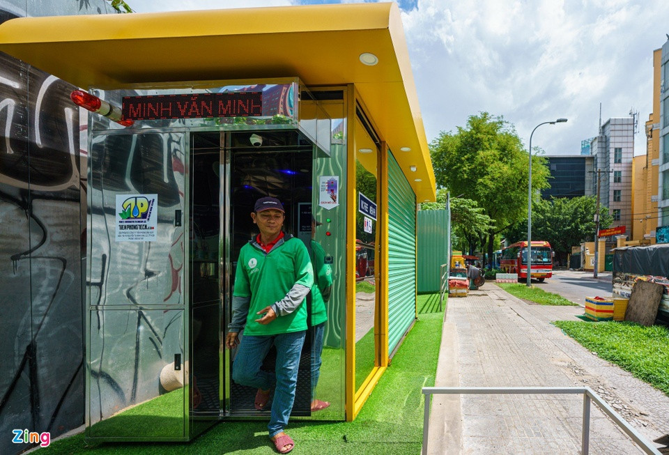 Anh Sơn (46 tuổi, ngụ quận Bình Thạnh) cho hay thường xuyên sử dụng nhà vệ sinh tại số 8-12 Lê Duẩn. Có thêm nhà vệ sinh công cộng giúp anh thuận tiện trong những lúc cấp bách. "Từ khi có nhà vệ sinh, tôi không phải di chuyển hơn 5 km về nhà như trước", anh Sơn bày tỏ.