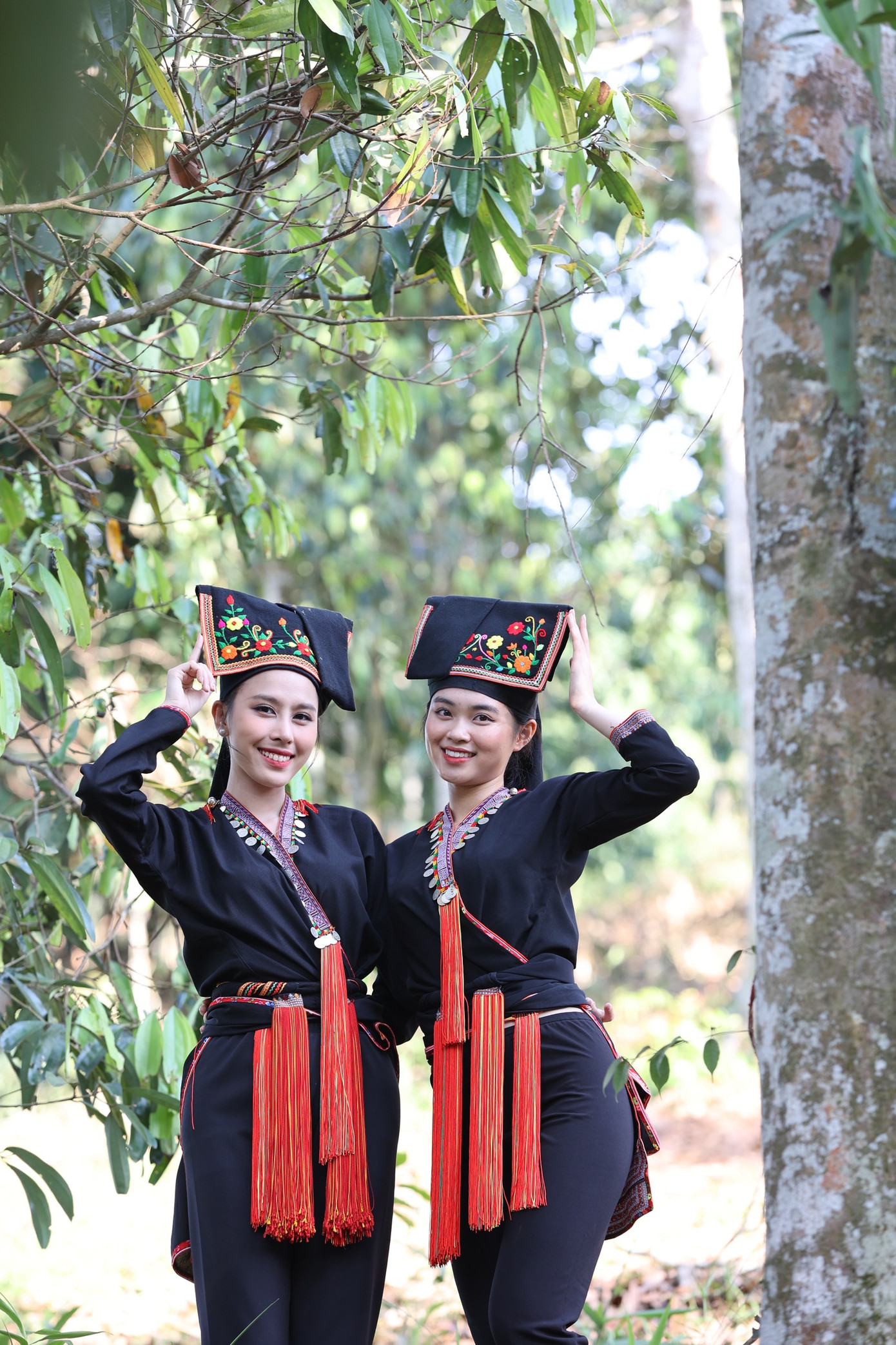 Với Á hậu Ngọc Hằng, đây là lần đầu tiên cô đến với vùng đất Yên Bái. Người đẹp cảm thấy vô cùng thích thú qua những trải nghiệm ấn tượng nơi mảnh đất đa sắc màu văn hóa này. Trong khi đó, người đẹp Phương Anh cho biết cô từng đến Yên Bái một lần, cách đây cũng đã khá lâu. Ấn tượng của người đẹp về nơi đây là thiên nhiên hoang sơ, yên bình.