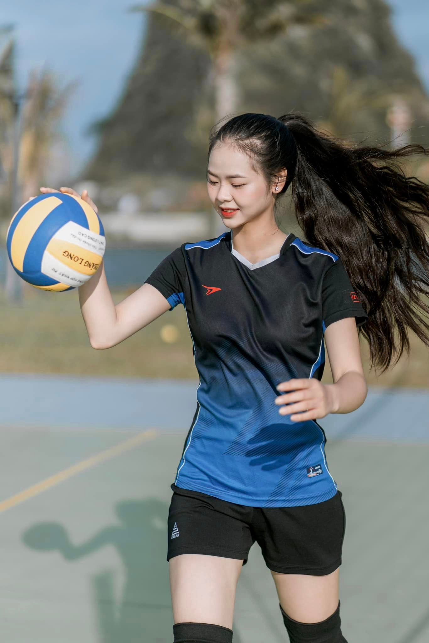 Ngân Hà gây chú ý trên truyền thông khi được gọi là &quot;hoa khôi bóng chuyền&quot; của cuộc thi năm nay. Cô sinh năm 2003, là sinh viên khoa Kinh doanh Quốc tế của Đại học Kinh tế (Đại học Đà Nẵng).