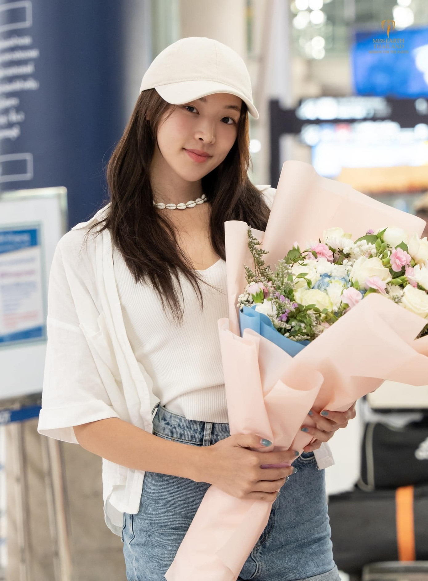 Người đẹp Hàn Quốc ăn mặc, trang điểm giản dị khi ở Thái Lan.