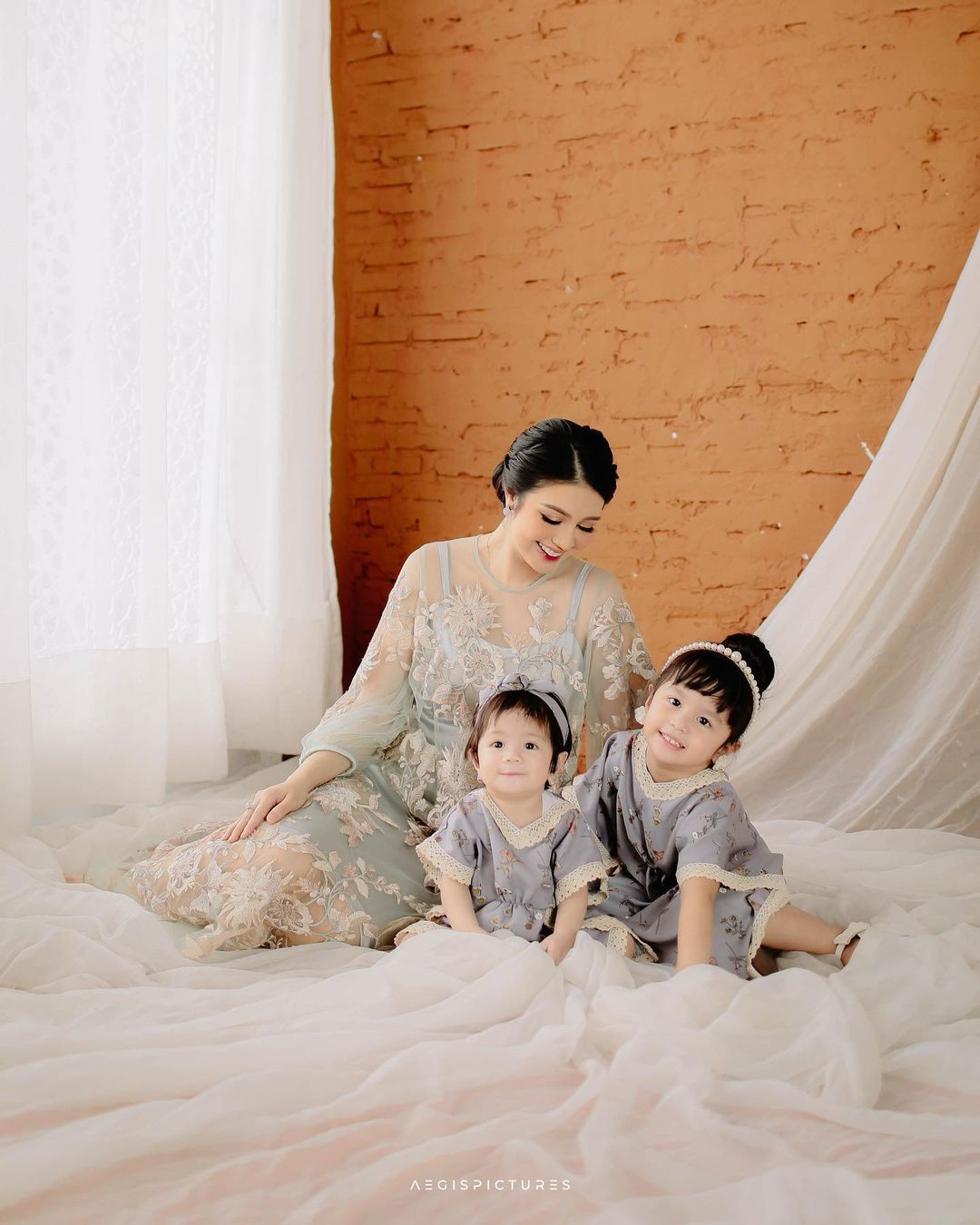 Người đẹp đã kết hôn và sinh 2 cô con gái. Kể từ đó, Ariska Putri Pertiwi cũng im hơi lặng tiếng, không xuất hiện nhiều ở các sự kiện showbiz.