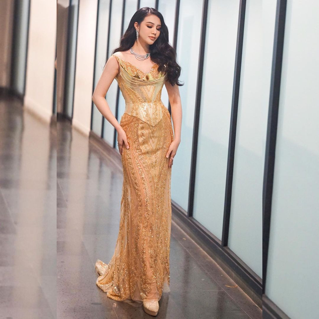 Ariska Putri Pertiwi năm nay 29 tuổi, cô từng theo học y khoa tại Đại học Islamic of North Sumatera, Indonesia. Người đẹp đại diện Indonesia dự thi Miss Grand International - Hoa hậu Hoà bình Quốc tế 2016 tổ chức ở Mỹ và đăng quang ngôi vị cao nhất. Cô cũng là người đẹp Indonesia đầu tiên đăng quang ngôi vị Miss Grand trong lịch sử.